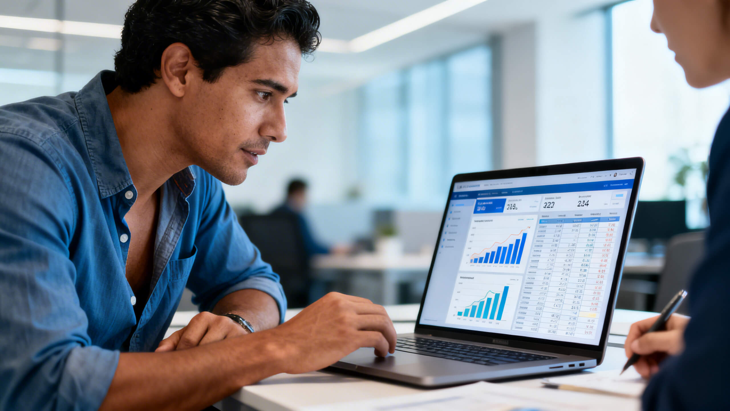 empresario analisando relatórios financeiros em notebook