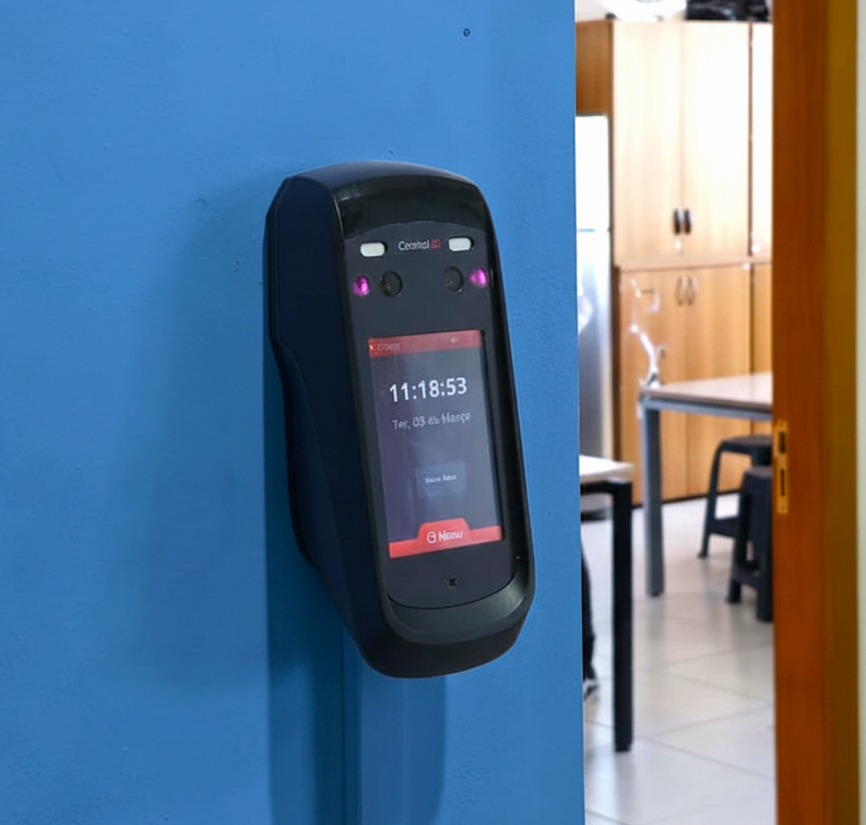 id face na parede azul